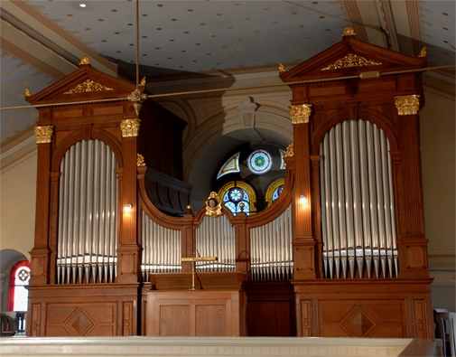 Gesamtansicht der Kuhn-Orgel in der ref. Kirche Schleitheim SH